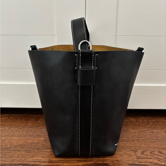 Elegant Black Leather Tote Bag - Picture 3 of 10